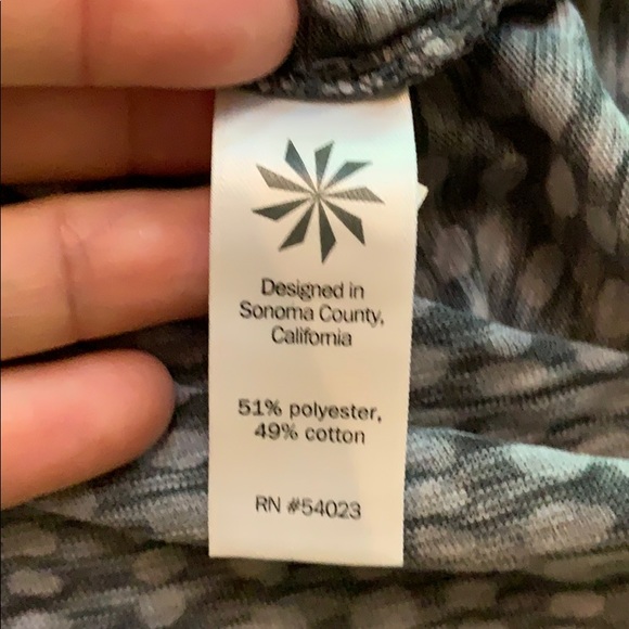 Athleta olive lightweight tee with gray dots - Picture 4 of 6